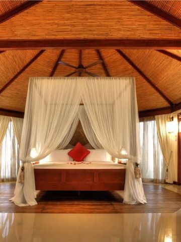 Luxuriöser Bungalow mit Himmelbett und Bambusdach in The Ritz-Carlton Ras Al Khaimah