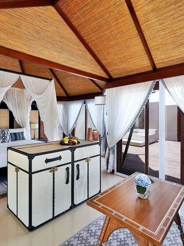 Eleganter Innenraum des Bungalows mit Patio und edlem Mobiliar in Ras Al Khaimah