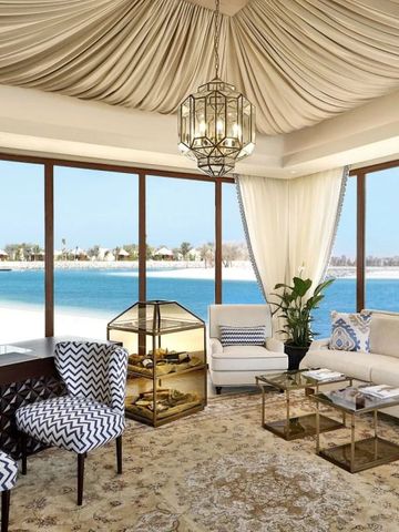 Luxuriöser Wohnbereich mit Blick auf den Strand und das Meer