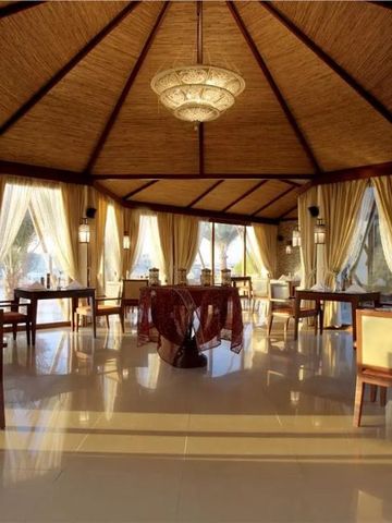 Schickes Restaurant im Pavillonstil mit Blick auf den Strand