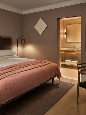 Gemütliches Hotelzimmer mit einem Doppelbett und stilvollem Interieur