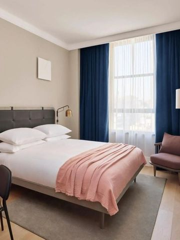 Lichtdurchflutetes Hotelzimmer mit Doppelbett und modernem Dekor