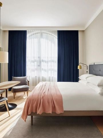 Elegantes Hotelzimmer mit sanften Farbtönen und moderner Einrichtung in New York