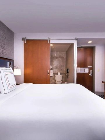 Einladendes Hotelzimmer mit schlichter moderner Ausstattung und Badzugang