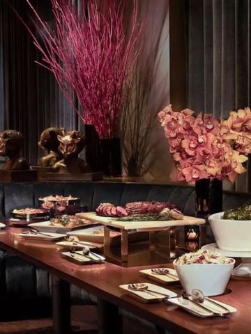 Elegantes Restaurant mit stilvoller Dekoration und gedeckten Tischen