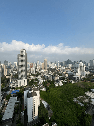 Aus der luxuriösen 137 Pillars Suite eröffnet sich ein beeindruckender Blick auf die Skyline von Bangkok – ein faszinierendes Zusammenspiel aus moderner Architektur und urbanem Leben.