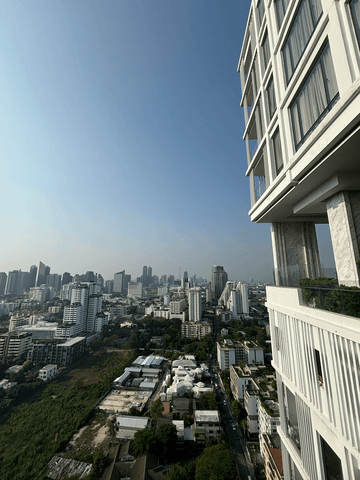 Das Restaurant im 26. Stock begeistert mit einer atemberaubenden Aussicht über Bangkok – ein perfekter Ort, um kulinarische Genüsse mit spektakulären Panoramablicken zu verbinden.
