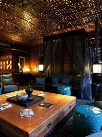 Luxuriöser Aufenthaltsraum mit schönem Holzdekor und eleganten Sitzgelegenheiten