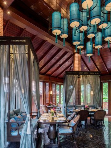 Exquisites Restaurant mit hölzerner Decke und stilvollen blauen Lampen