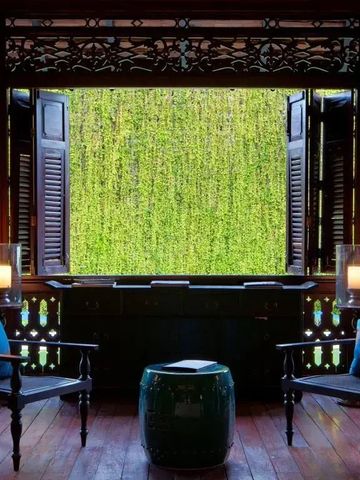 Eleganter Innenbereich mit zwei Stühlen und Fenstern mit Gartenblick.