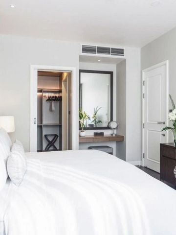 Geräumiges Zimmer mit großem Bett, modernem Dekor und hellem Ambiente