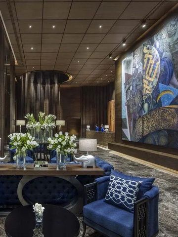 Opulente Lobby mit Kunstwerken und eleganten Sitzmöbeln in luxuriösem Ambiente