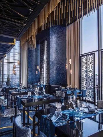 Chices Restaurant mit stilvoller Einrichtung und großen Fenstern