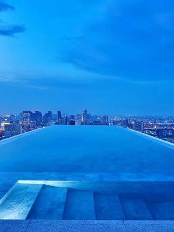 Infinity-Pool auf einem Hochhaus mit Blick auf die Skyline von Bangkok