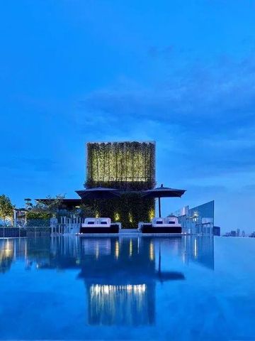 Infinity Pool auf dem Dach mit Blick auf die Stadt bei Sonnenuntergang