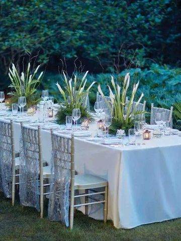 Elegante Tafel im Freien mit stilvoller Dekoration im Garten