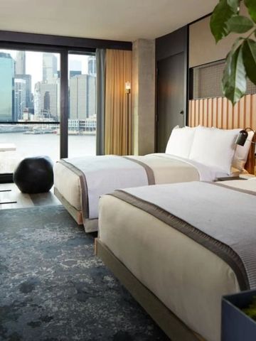 Hotelzimmer mit zwei Betten und Blick auf die Skyline von Manhattan