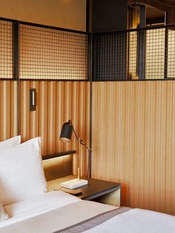 Detail eines stilvollen Schlafzimmerbereichs mit Holzvertäfelung