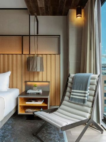 Modernes Hotelzimmer mit Fensterblick auf Brooklyn Bridge und Sessel