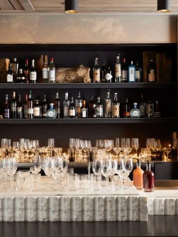 Elegante Bar mit abgestimmter Glasdekoration und erlesenen Spirituosen