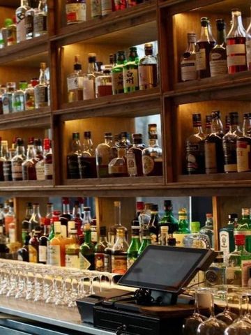 Regale voller hochwertiger Spirituosen in einer Bar
