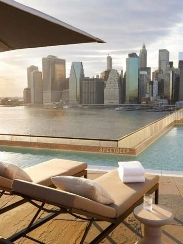 Sonnenuntergang mit Infinity-Pool und Blick auf Manhattan Skyline
