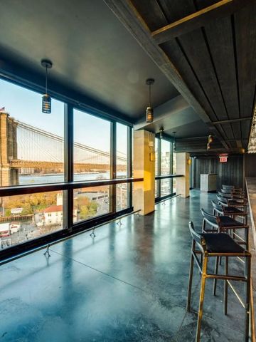 Elegante Bar mit Blick auf die Brooklyn Bridge und den East River