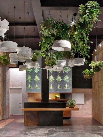 Lobby mit Pflanzen und modernem Design im 1 Hotel Central Park