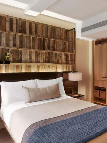 Geräumiges Hotelzimmer mit Holzverkleidung im 1 Hotel Central Park