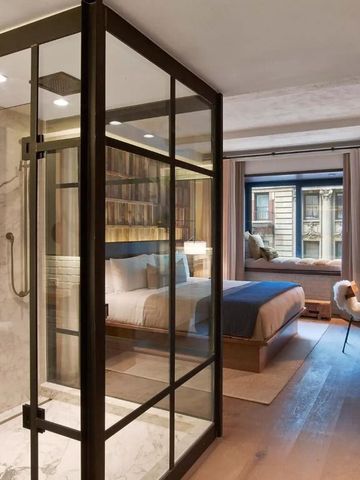 Modernes Hotelzimmer mit Glastrennwand und luxuriösem Bad im 1 Hotel Central Park