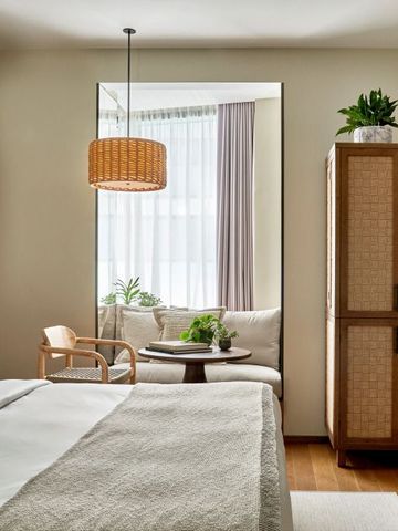 Elegantes Hotelzimmer mit Doppelbett und Sitzbereich