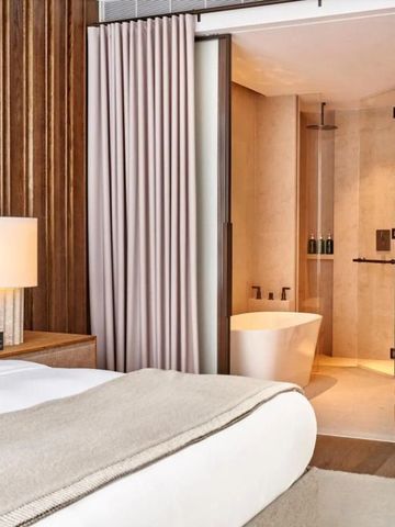 Helles Hotelzimmer mit modernem Bad und natürlicher Dekoration