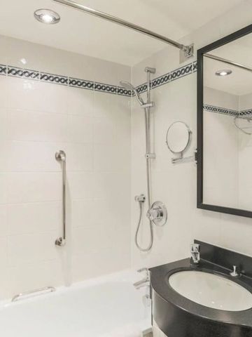 Helles Badezimmer mit großer Badewanne und moderner Ausstattung