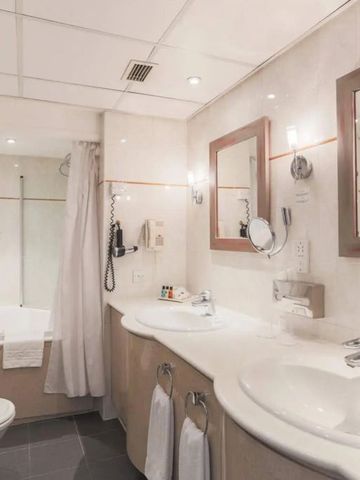 Großes Badezimmer in weißem Design mit Doppelwaschbecken