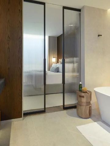 Modernes Badezimmer mit freistehender Badewanne und Holzdetails