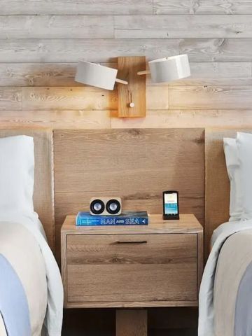 Schlafzimmer mit zwei Einzelbetten und Nachttisch, moderne Einrichtung