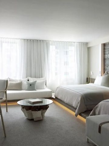 Modernes Hotelzimmer mit Doppelbett und Sitzecke im 1 Hotel South Beach
