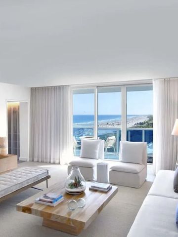 Helles Wohnzimmer einer Suite mit Meerblick im 1 Hotel South Beach
