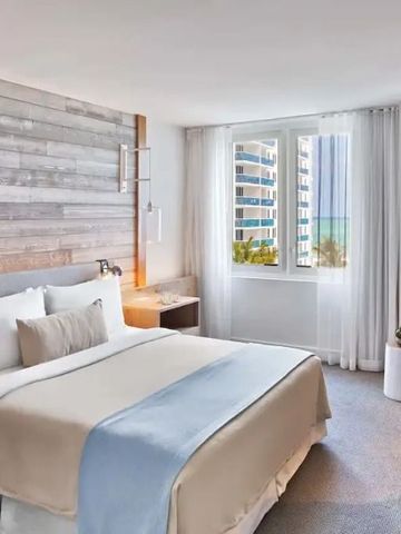 Komfortables Hotelzimmer mit stilvollen Holzakzenten im 1 Hotel South Beach