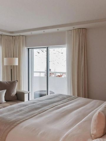 Elegantes Hotelzimmer mit großem Bett und Panoramafenstern