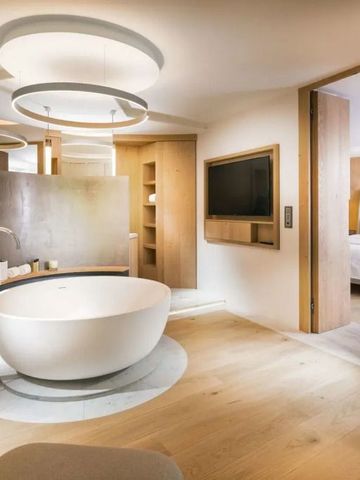 Geräumiges Badezimmer mit freistehender Badewanne und modernem Design