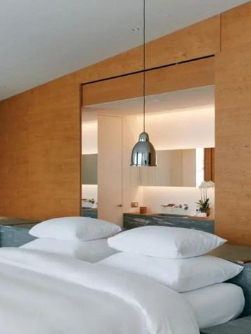 Modernes Schlafzimmer mit Holzdekor und luxuriöser Bettwäsche