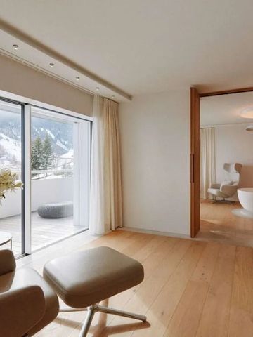 Helles Zimmer mit Blick auf verschneite Berge und Zugang zu einer Terrasse