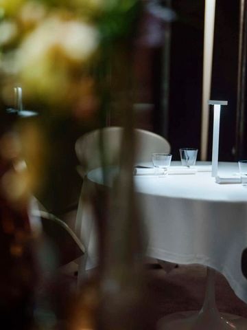 Stimmungsvoll beleuchteter Tisch in einem eleganten Restaurant