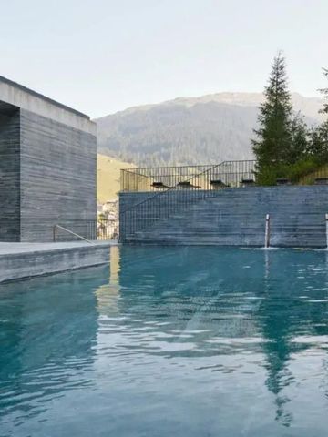 Infinity Pool mit Bergblick und moderner Architektur