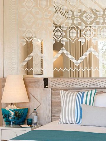 Detailaufnahme eines stilvollen Zimmers mit kunstvollen Mustern