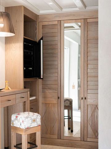 Holzschrank und Schminktisch in einem eleganten Hotelzimmer