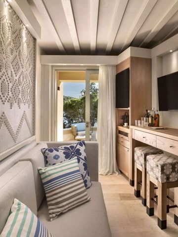 Exklusive Lounge mit gemütlichem Sofa und Barbereich