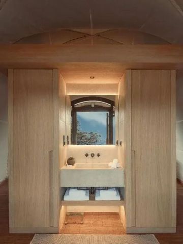 Badezimmerbereich mit moderner Beleuchtung und Holzdetails