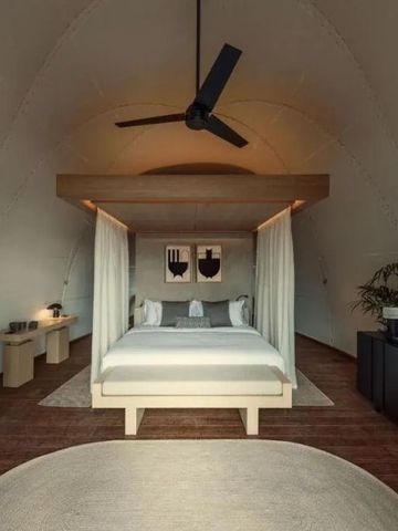 Luxuriöses Zimmer mit Baldachinbett und stilvoller Einrichtung